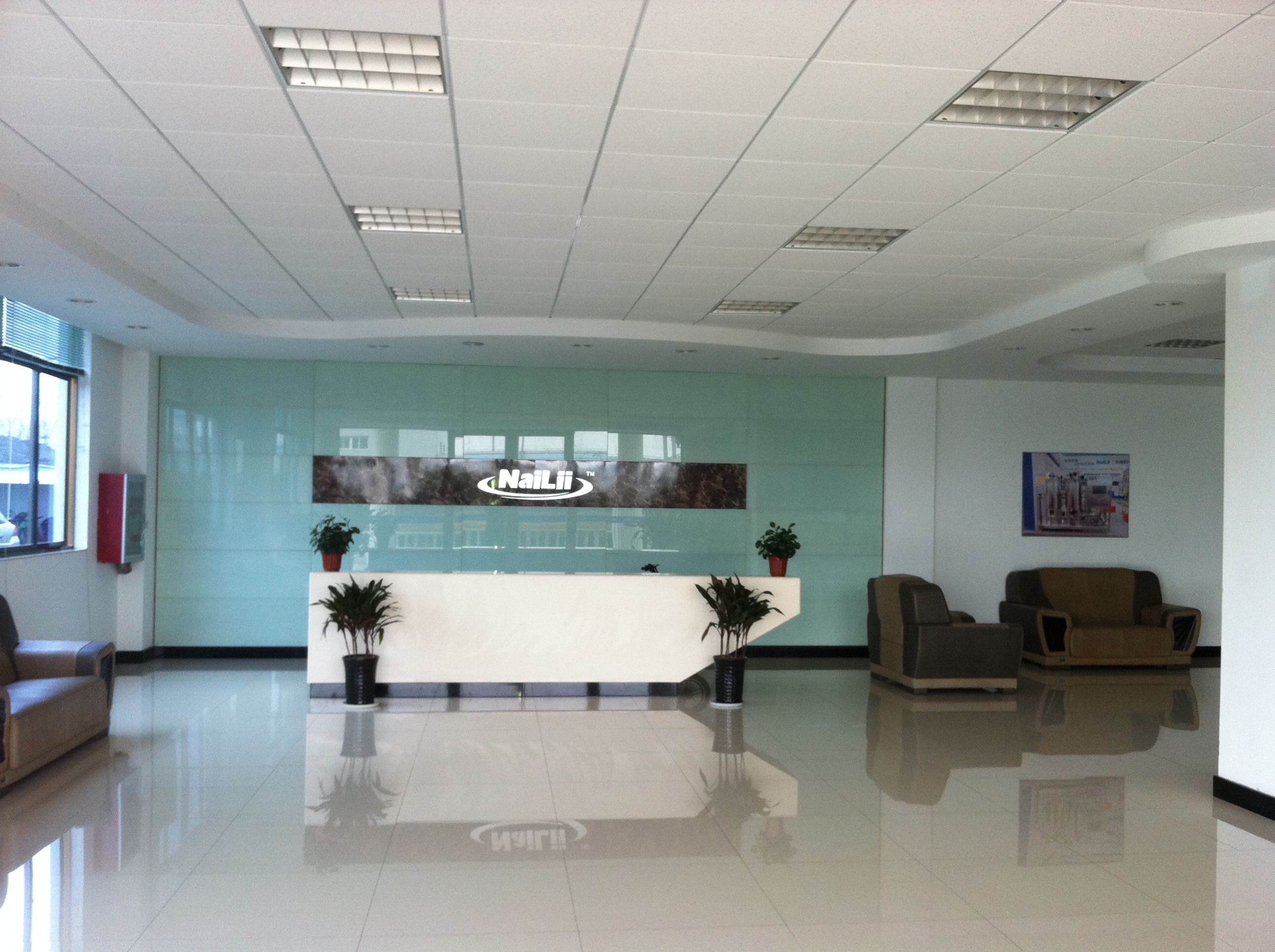 一樓大廳背景墻采用湖藍烤漆玻璃